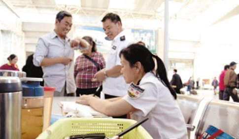 昆明火車站X關(guān)機5分鐘安檢掃描發(fā)現(xiàn)2把刀具[圖]