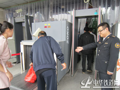 安康鐵路細(xì)化安保工作安檢門與X光安檢儀齊上陣[圖]