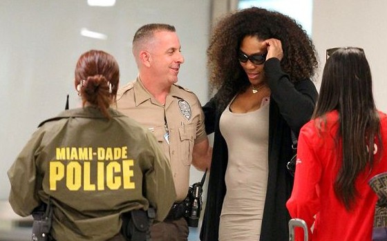 明星小威現(xiàn)身邁阿密機(jī)場 金屬探測門通道接受檢查[圖]