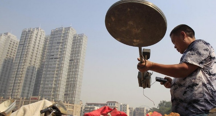 拾荒者裝備地下金屬探測儀：廢銅爛鐵變寶物[圖]