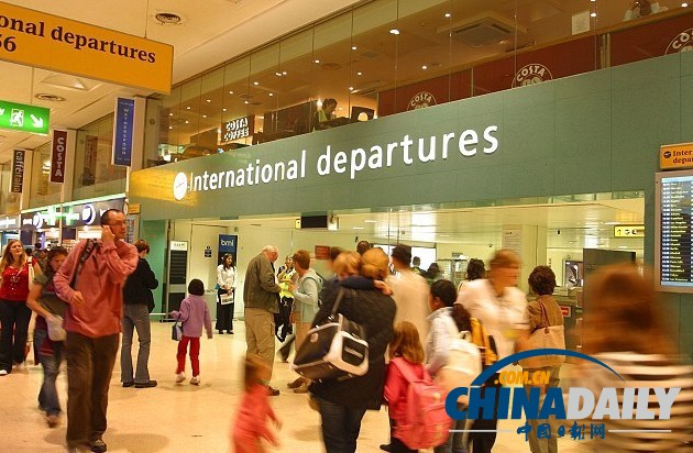 英機(jī)場(chǎng)升級(jí)金屬探測(cè)安檢門掃描等級(jí)嚴(yán)防乳房炸彈[圖]