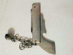 白云機(jī)場(chǎng)3號(hào)安檢門(mén)通道探測(cè)發(fā)現(xiàn)掛飾小刀[圖]