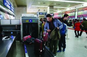 南京站售票大廳進(jìn)入安檢模式[圖]
