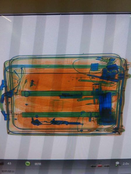 旅客逃避機(jī)場安檢門檢查 鞋內(nèi)藏金屬仿真槍管被查獲