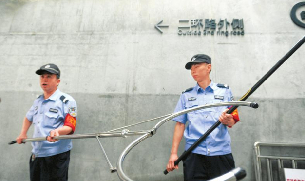 成都二環(huán)快速公交安檢采用手持液體檢測儀及防暴叉[圖]