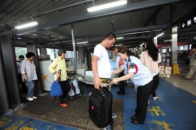 北京地鐵"人物同檢"增3車站 安檢門通道配備防爆設(shè)備