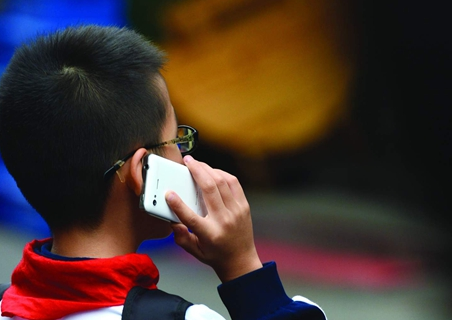 成都一學(xué)校使用金屬探測器防止學(xué)生帶手機