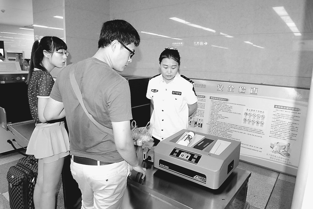 X光安檢機(jī)掃描逢包必檢逢疑必問