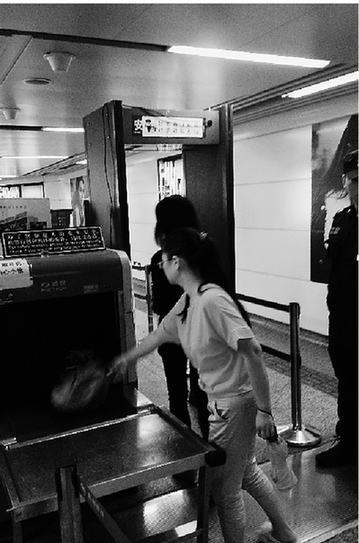 夏天小偷頻出沒，地鐵站裝上安檢門