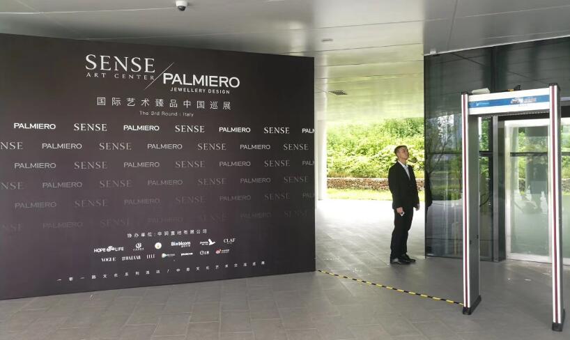 國際藝術臻品中國巡展會采用維和時代安檢門廠家供應的金屬探測門[圖].jpg
