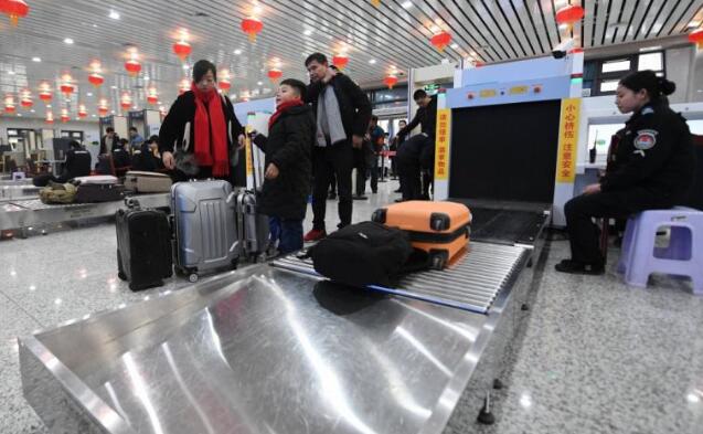 安檢門(mén)檢查口把關(guān)火車(chē)站安全 女子檢漏抓現(xiàn)行