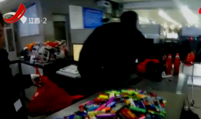 男子三年積攢420只打火機(jī)被車站金屬安檢門報警攔截