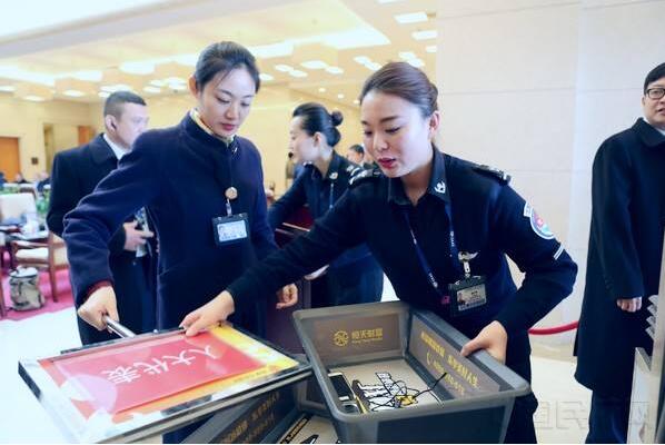 金屬探測門廠家：首都機(jī)場安保公司安檢員呂澤鑫為行業(yè)表率