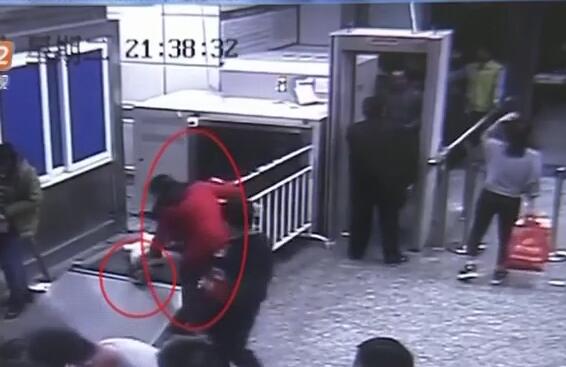 金屬安檢門(mén)品牌：過(guò)安檢順手牽羊還不認(rèn)錯(cuò)女子被行拘5天