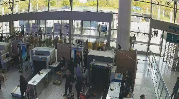 安檢門通道中不配合 鐵路“逢液必查”男子毆打安檢員被拘