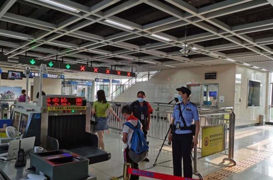 學(xué)校安檢任務(wù)重采用測(cè)溫安檢門(mén)檢測(cè)體溫保安全