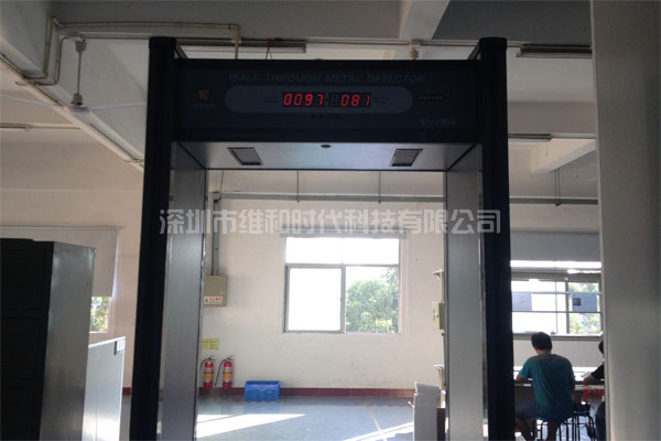 學(xué)校安檢門(mén)檢測(cè)方案：測(cè)溫安檢門(mén)配套手持金屬探測(cè)器保安全