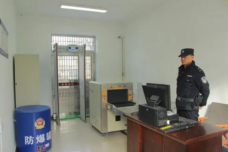 王益區(qū)法院加強(qiáng)安全保衛(wèi)工作 人民法庭安檢門正式投入使用[圖].jpg