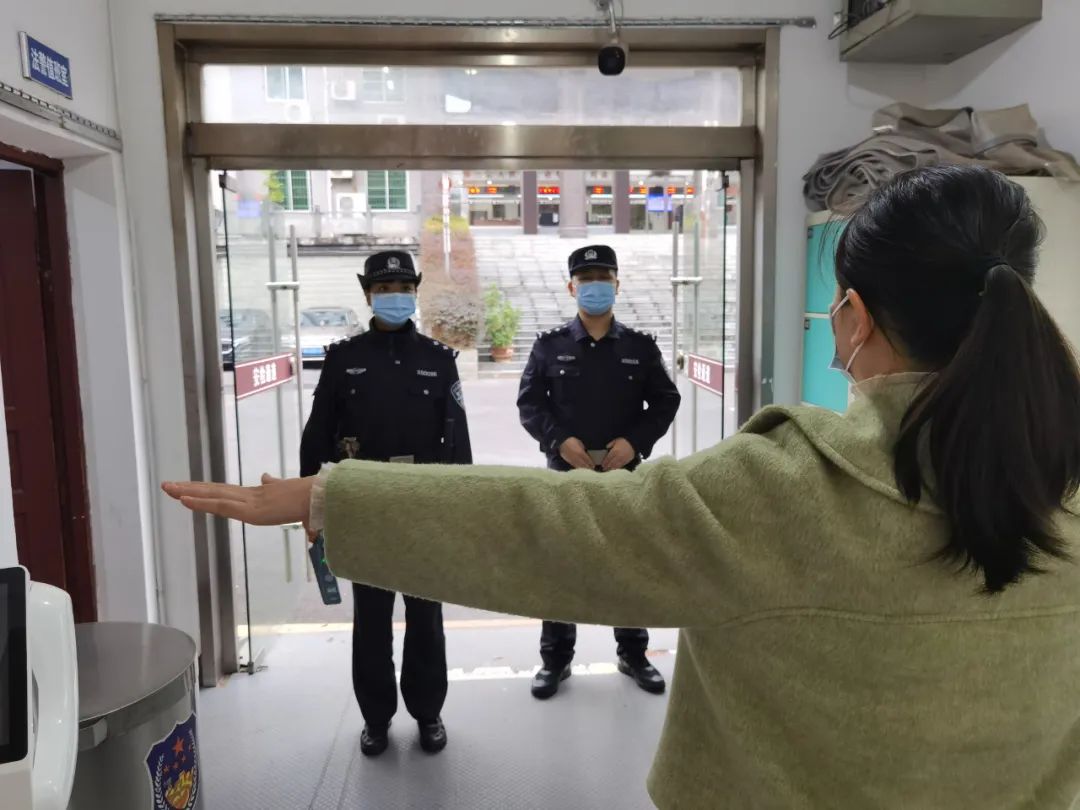 天柱法院安檢門顯神威，一女子攜帶違禁品被查獲！